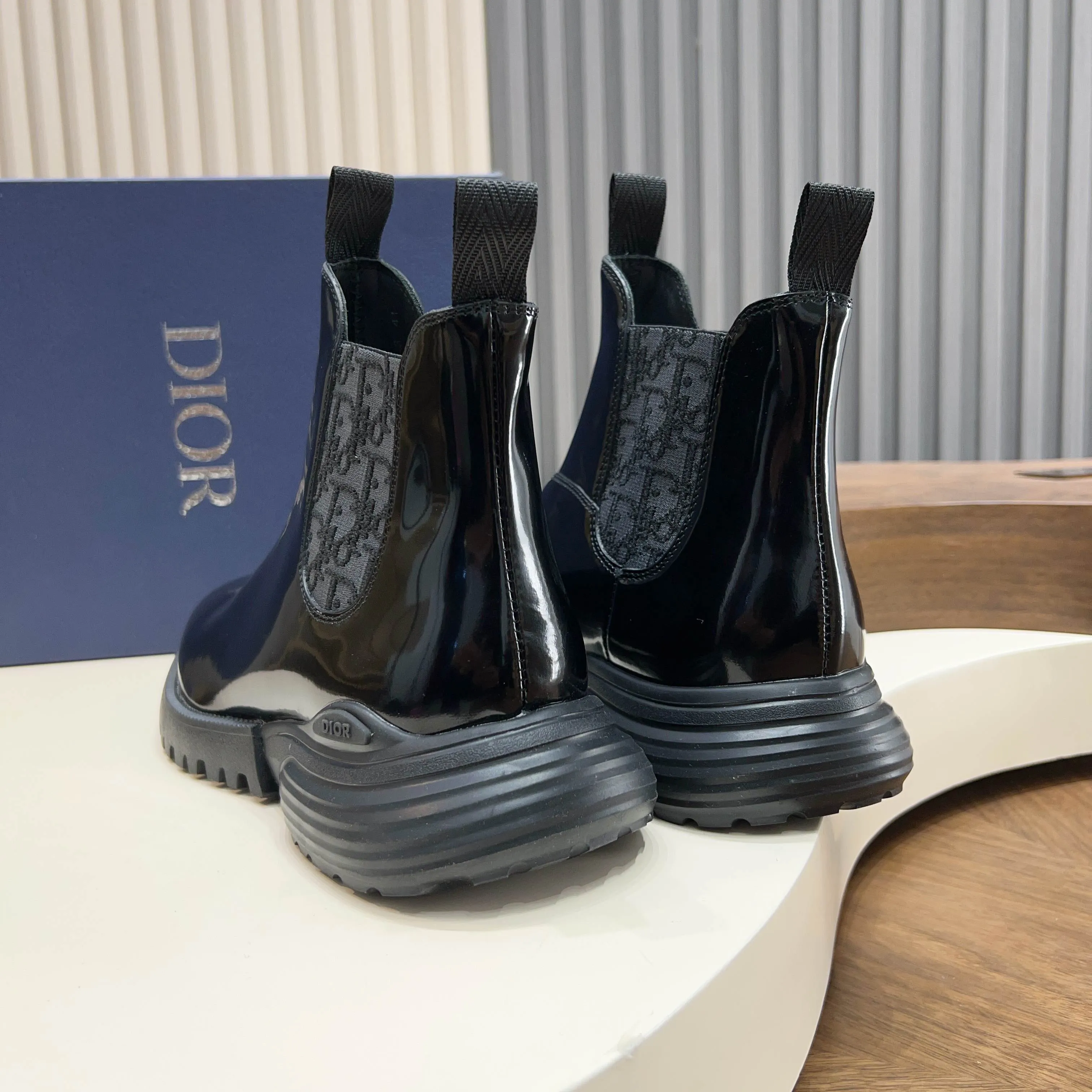 💰860 Dio* - Dior's autumn and winter luxury men's mid-top short boots, purely handmade, both inside and outside are imported first-layer cowhide, high-end quality and exquisite craftsmanship. Original TPU combination outsole. Wear a noble gentleman's taste. The best last type has been carefully debugged. 100% comfort. Size: 38-44 (38-45 can be customized)